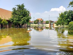 Sekolah Kerap Banjir, Ratusan Pelajar di Sidoarjo Ini Dipulangkan Lebih Awal