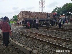 As Roda Truk Patah di Pintu Perlintasan, Perjalanan KA Sempat Terganggu