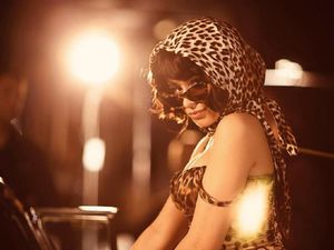 Pose Berbaju Seksi, Camila Cabello Kesal Digigit Nyamuk