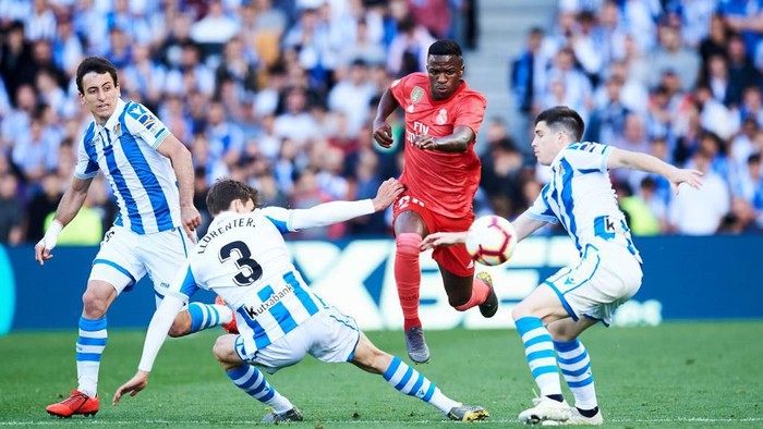 SAN SEBASTIAN, SPAIN - MAY 12: Vinicius Junior of Real Madrid CF duels for the ball with Diego Llorente of Real Sociedad during the La Liga match between Real Sociedad and Real Madrid CF at Estadio Anoeta on May 12, 2019 in San Sebastian, Spain. (Photo by Juan Manuel Serrano Arce/Getty Images)