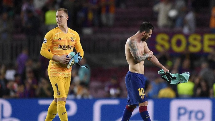 BARCELONA, SPAIN - OCTOBER 02: Marc-AndrÃ© ter Stegen and Lionel Messi of FC Barcelona after the match during the UEFA Champions League group F match between FC Barcelona and FC Internazionale at Camp Nou on October 02, 2019 in Barcelona, Spain. (Photo by Alex Caparros/Getty Images)