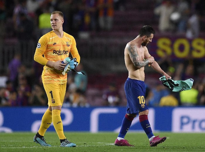 BARCELONA, SPAIN - OCTOBER 02: Marc-AndrÃ© ter Stegen and Lionel Messi of FC Barcelona after the match during the UEFA Champions League group F match between FC Barcelona and FC Internazionale at Camp Nou on October 02, 2019 in Barcelona, Spain. (Photo by Alex Caparros/Getty Images)