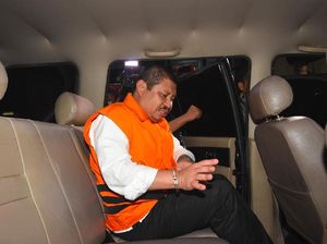 Penahanan Bupati Nonaktif Bengkalis Dipindahkan ke Rutan Pekanbaru Penahanan Bupati Nonaktif Bengkalis Dipindahkan ke Rutan Pekanbaru