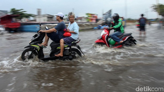 Sejumlah pengendara nekat terobos banjir di Jalan Raya Villa Mutiara Indah, Periuk, Tangerang, Kamis (6/1/2020). Banjir yang melanda kawasan ini sudah memasuki hari ke-5.