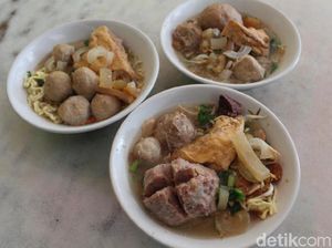 Dari Gerobak Jadi 18 Rumah Makan, Kisah Bakso Titoti yang Legendaris Dari Gerobak Jadi 18 Rumah Makan, Kisah Bakso Titoti yang Legendaris