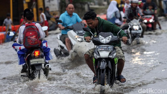 Sejumlah pengendara nekat terobos banjir di Jalan Raya Villa Mutiara Indah, Periuk, Tangerang, Kamis (6/1/2020). Banjir yang melanda kawasan ini sudah memasuki hari ke-5.