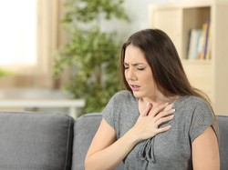 Tersedak Tulang Ikan yang Nyangkut di Tenggorokan Bikin Wanita Ini Harus Operasi