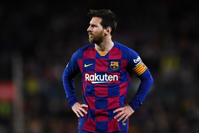 Messi BARCELONA, SPAIN - FEBRUARY 02: Lionel Messi of FC Barcelona looks on during the Liga match between FC Barcelona and Levante UD at Camp Nou on February 02, 2020 in Barcelona, Spain. (Photo by David Ramos/Getty Images)