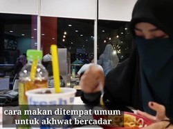 YouTuber Ini Tunjukkan Cara Makan Wanita Bercadar