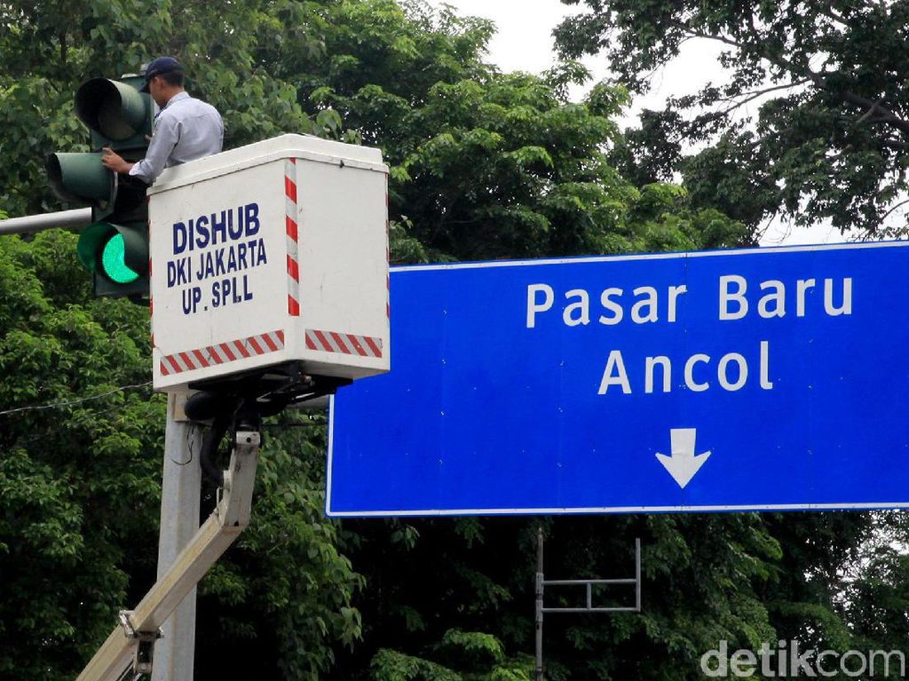 Aksi Petugas Dishub Merawat Lampu Lalu Lintas Aksi Petugas Dishub Merawat Lampu Lalu Lintas