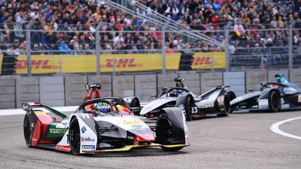Tak Melulu di Jalan Raya, Formula E Kebut di Bandara