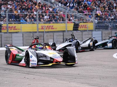 Tak Melulu di Jalan Raya, Formula E Kebut di Bandara