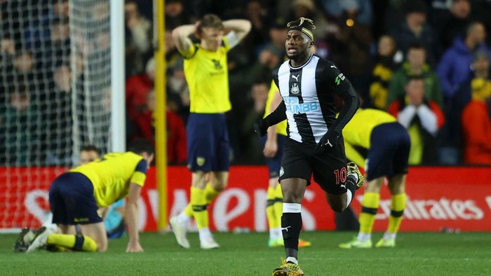 OXFORD, ENGLAND - FEBRUARY 04: Allan Saint-Maximin of Newcastle United celebrates after scoring his teams third goal as the Oxford United players react during the FA Cup Fourth Round Replay match between Oxford United and Newcastle United at Kassam Stadium on February 04, 2020 in Oxford, England. (Photo by Richard Heathcote/Getty Images)