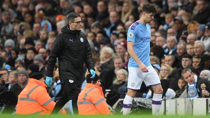 MANCHESTER, ENGLAND - DECEMBER 07: John Stones of Manchester City leaves the pitch due to injury during the Premier League match between Manchester City and Manchester United at Etihad Stadium on December 07, 2019 in Manchester, United Kingdom. (Photo by Michael Regan/Getty Images)