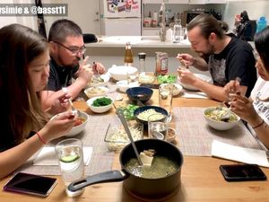 Begini Ekspresi Bule Saat Pertama Kali Makan Bakso Beranak