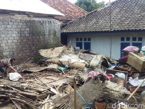 Gubuk Reyot Milik Abul di Cianjur Ambruk Diguyur Hujan Deras