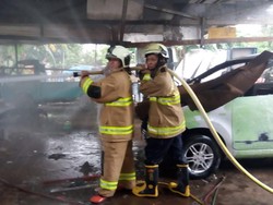 Kebakaran di Bengkel Las di Ciracas, 1 Unit Mobil Hangus Terbakar