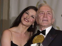 Kisah Kirk Douglas Masuk Nominasi Oscar Lewat Peran Antagonis