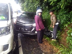 Solar Tumpah, Sejumlah Kendaraan Tabrakan dan Masuk Parit di Puncak