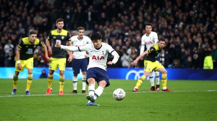 LONDON, ENGLAND - FEBRUARY 05: Heung-Min Son of Tottenham Hotspur scores his teams third goal from the penalty spot during the FA Cup Fourth Round Replay match between Tottenham Hotspur and Southampton FC at Tottenham Hotspur Stadium on February 05, 2020 in London, England. (Photo by Julian Finney/Getty Images)