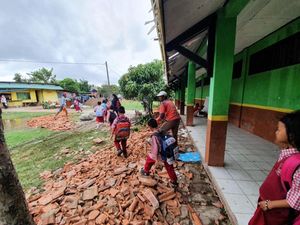 Siswa SDN Samuderajaya 04 Bekasi Belajar di Tengah Renovasi