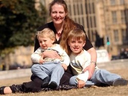 Kisah Janda Lahirkan Dua Anak dari Suami yang Telah Wafat