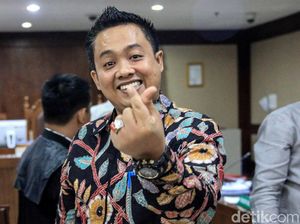 Gaya Finger Heart Sambil Cengengesan ala Eks Aspri Menpora Gaya Finger Heart Sambil Cengengesan ala Eks Aspri Menpora