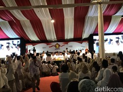 Prabowo Beri Potongan Tumpeng HUT Gerindra ke Anies-Sandi