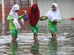Anak-anak Berenang di Genangan Banjir, Ini Risikonya untuk Kesehatan