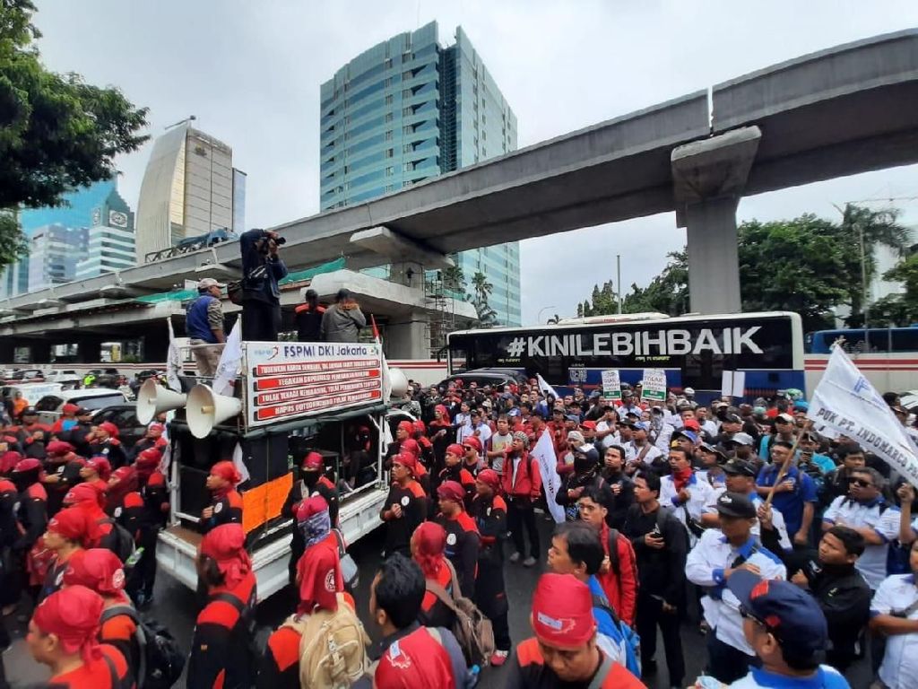 Massa Berdatangan ke Depan Kemenkes, Lalin Rasuna ke Menteng Tersendat Massa Berdatangan ke Depan Kemenkes, Lalin Rasuna ke Menteng Tersendat