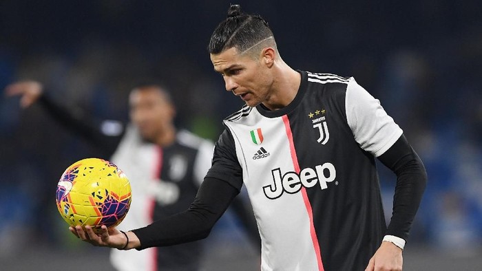 NAPLES, ITALY - JANUARY 26: Cristiano Ronaldo of Juventus holds the ball during the Serie A match between SSC Napoli and  Juventus at Stadio San Paolo on January 26, 2020 in Naples, Italy. (Photo by Francesco Pecoraro/Getty Images)