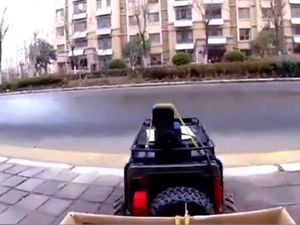 Takut Tertular Corona, Wanita China Belanja Pakai Mobil Remote Control Takut Tertular Corona, Wanita China Belanja Pakai Mobil Remote Control
