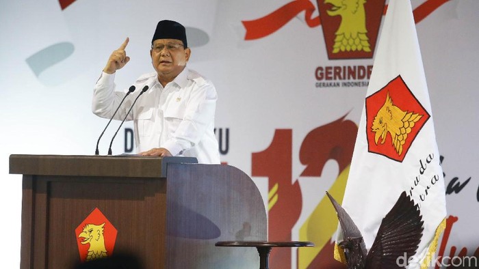 Momen Anies-Sandi Dapat Potongan Tumpeng dari Prabowo Ketum Partai Gerindra Prabowo Subianto melakukan prosesi potong tumpeng dalam perayaan HUT ke-12 Gerindra. Prabowo memberikan potongan tumpeng kepada Anies-Sandi.