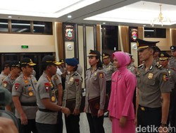 Kapolri Beri Kenaikan Pangkat Luar Biasa-Penghargaan ke 21 Anggota Berprestasi