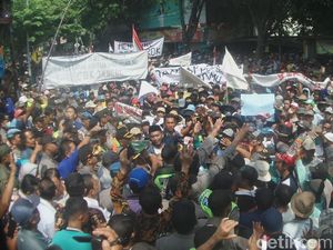Petambak Lamongan Protes Kelangkaan Pupuk, Ketua DPRD Diajak Longmarch Petambak Lamongan Protes Kelangkaan Pupuk, Ketua DPRD Diajak Longmarch