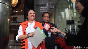 Agustiani Tio Tebar Senyuman Saat Diperiksa KPK