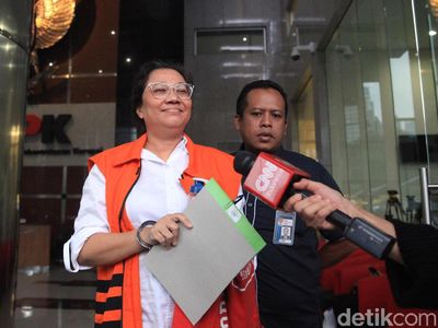 Agustiani Tio Tebar Senyuman Saat Diperiksa KPK