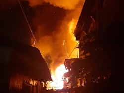 Rumah di Taman Sari Jakbar Kebakaran, 24 Mobil Damkar Meluncur ke Lokasi