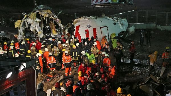 Melihat Evakuasi Korban Pesawat Pegasus Airlines