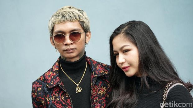 Young Lex dan Eriska Nakesya Young Lex dan Eriska Nakesya saat ditemui di studio Trans TV.