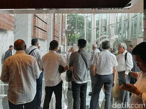 Mau Bertemu OJK, Nasabah Jiwasraya Dihalangi Petugas Keamanan Mau Bertemu OJK, Nasabah Jiwasraya Dihalangi Petugas Keamanan