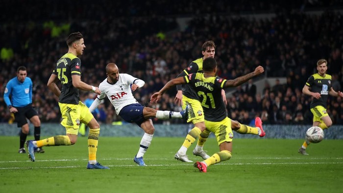 LONDON, ENGLAND - FEBRUARY 05: Lucas Moura of Tottenham Hotspur scores his teams second goal during the FA Cup Fourth Round Replay match between Tottenham Hotspur and Southampton FC at Tottenham Hotspur Stadium on February 05, 2020 in London, England. (Photo by Julian Finney/Getty Images)