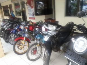 5 Begal Bersenjata Celurit dan Pistol Mainan di Bekasi Ditangkap