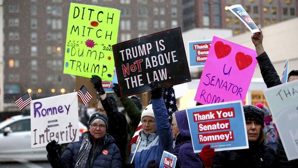 Aksi Warga AS Kritik Trump Lolos dari Pemakzulan