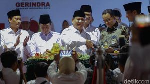 Momen Anies-Sandi Dapat Potongan Tumpeng dari Prabowo