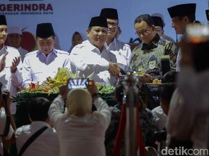 Momen Anies-Sandi Dapat Potongan Tumpeng dari Prabowo