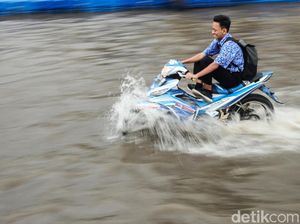 Aksi Nekat Pemotor Terobos Banjir di Tangerang
