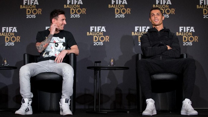 ZURICH, SWITZERLAND - JANUARY 11: FIFA Ballon dOr nominees Lionel Messi of Argentina and FC Barcelona (L) and Cristiano Ronaldo of Portugal and Real Madrid (R) attend a press conference prior to the FIFA Ballon dOr Gala 2015 at the Kongresshaus on January 11, 2016 in Zurich, Switzerland. (Photo by Philipp Schmidli/Getty Images)