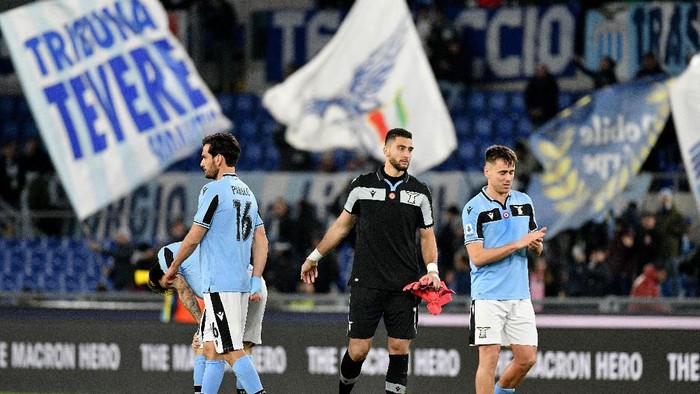 ROME, ITALY - FEBRUARY 05: Marco Parolo, Thomas Strakosha and Patricio Gil Gabarron of SS Lazio react after the Serie A match between SS Lazio and Hellas Verona at Stadio Olimpico on February 05, 2020 in Rome, Italy. (Photo by Marco Rosi/Getty Images)