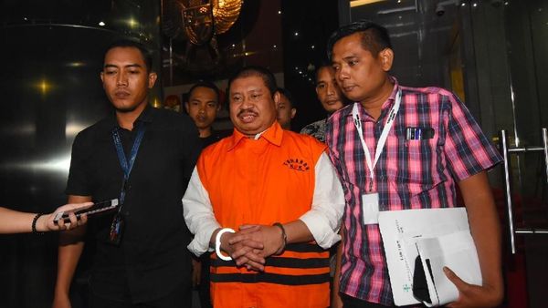FOTO: Ekspresi Bupati Bengkalis saat Ditahan KPK